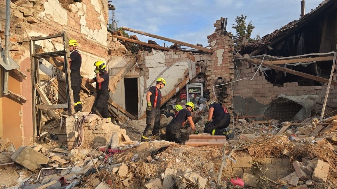Rodinám hasičů, kteří zemřeli při výbuchu domu, pomůže sbírka i kraj
